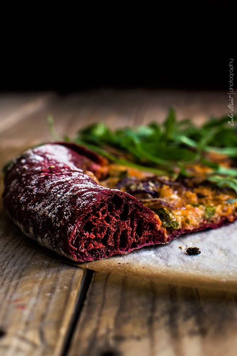 Pizza de remolacha con pesto rojo y espárragos