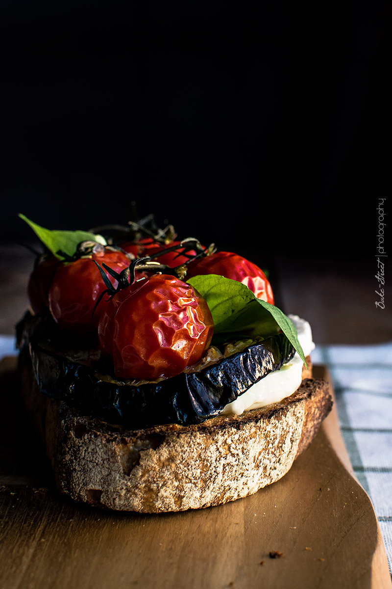  Tosta Caprese con berenjena asada