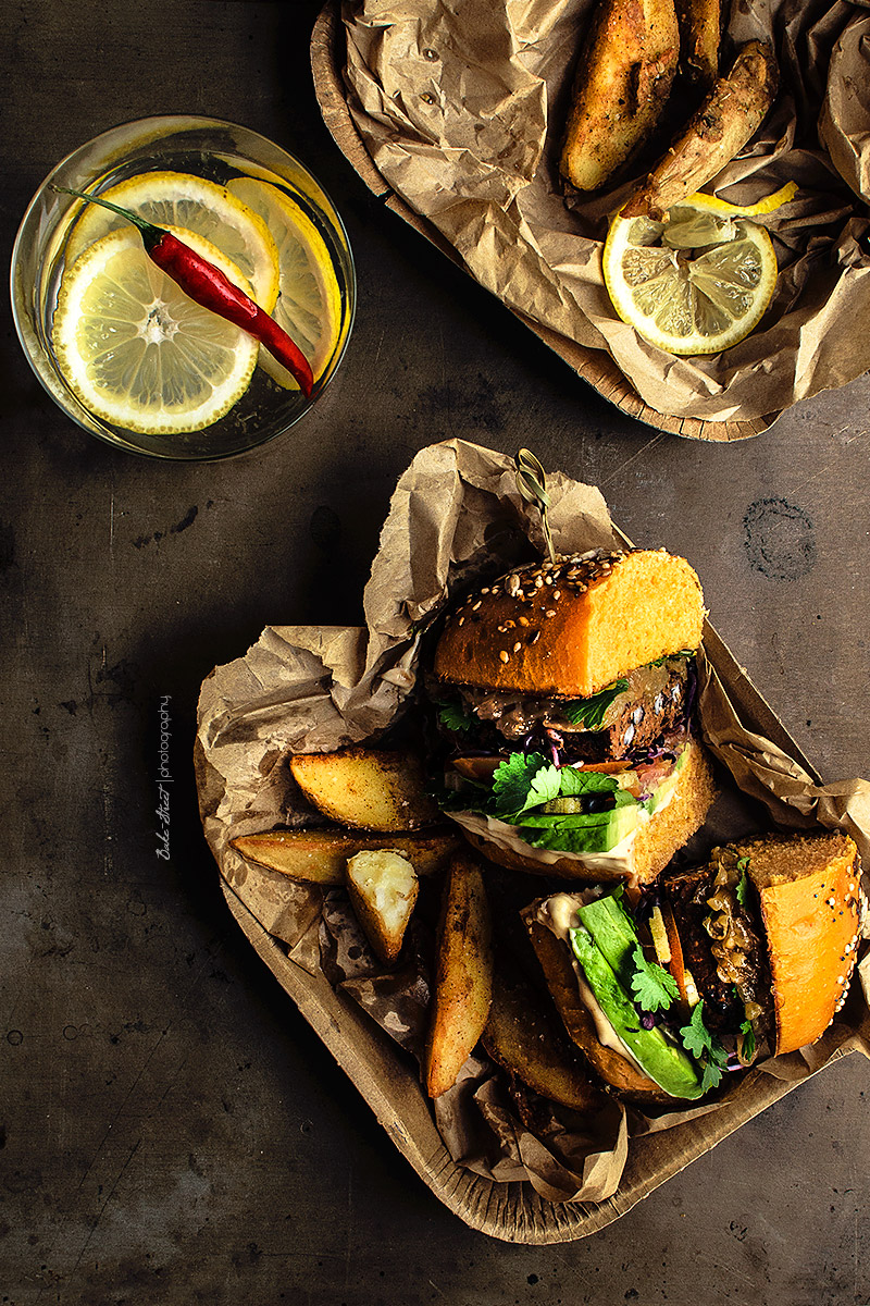 Hamburguesa de judías negras con mayonesa de tamarindo