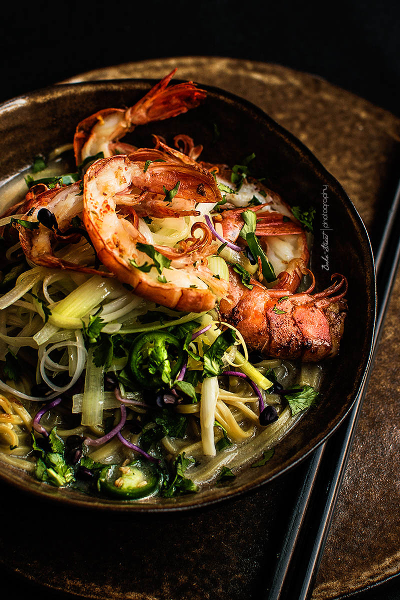 Sopa de coco y gambas con noodles de te matcha