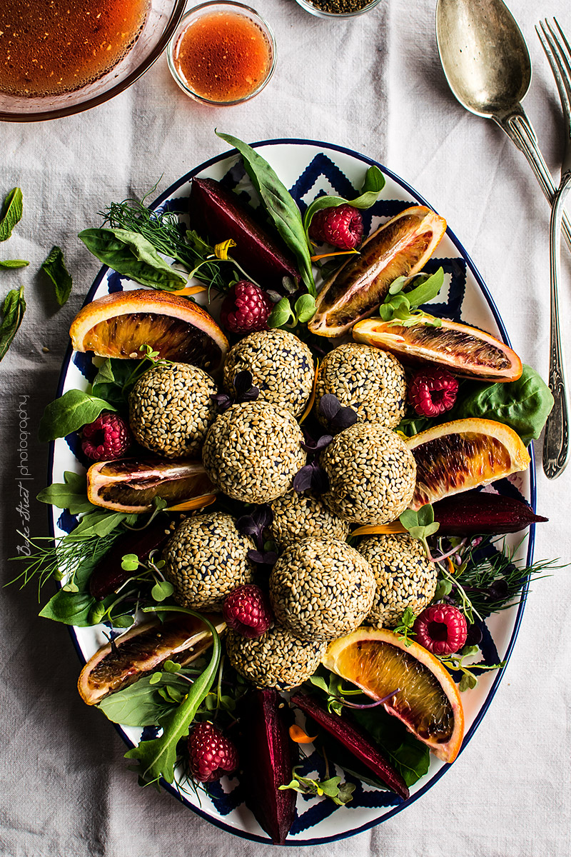 Ensalada de patata violeta con sésamo y naranja