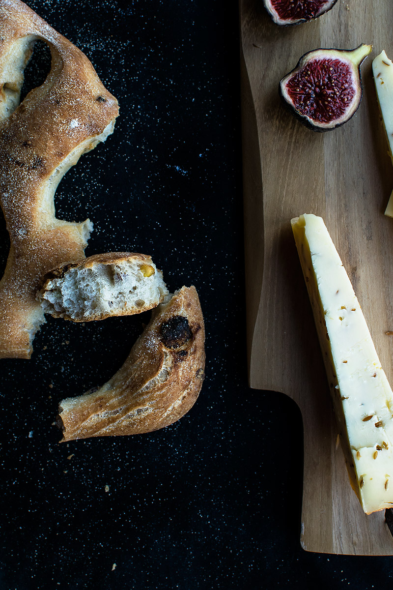 Fougasse con dátiles y pistachos