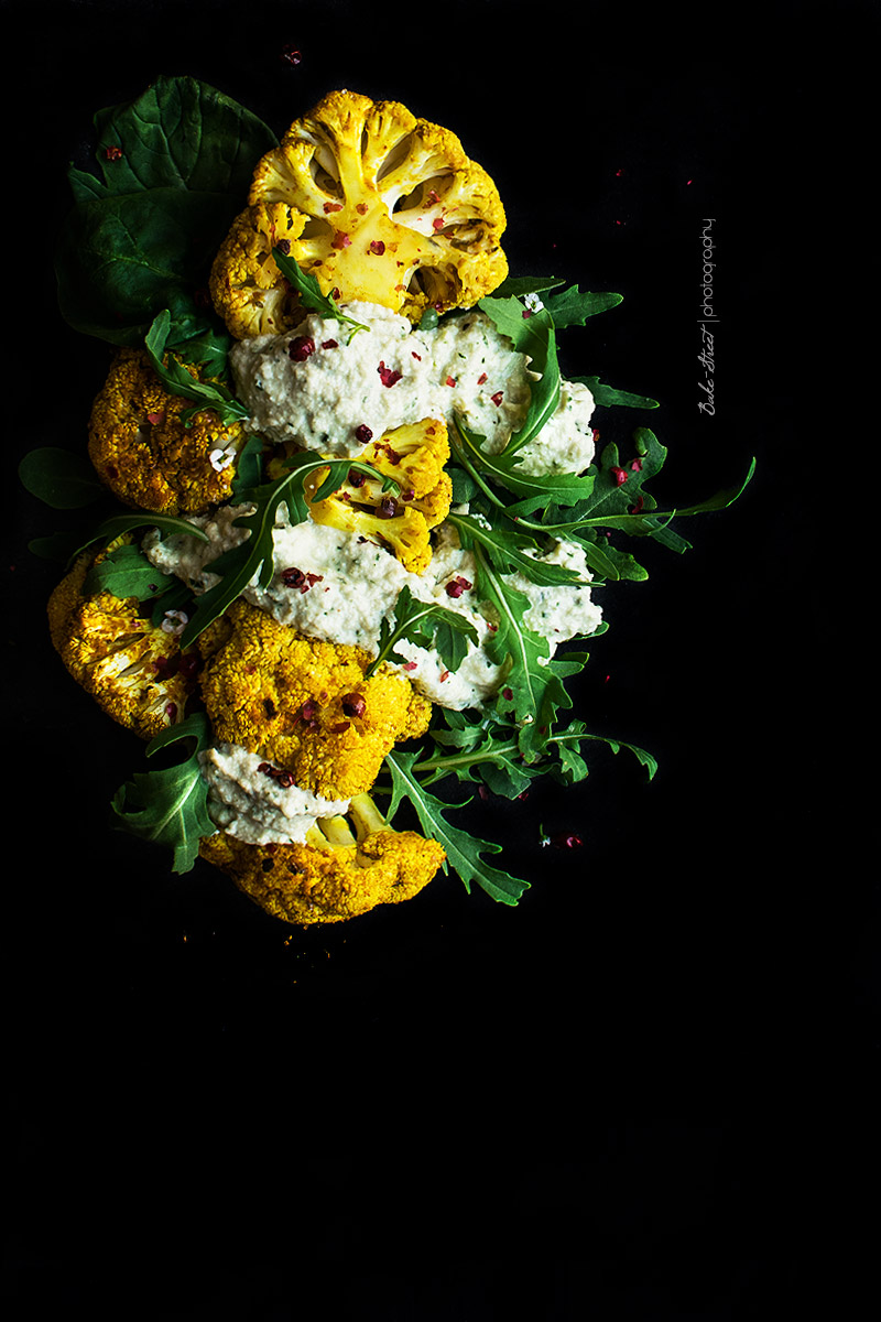 Coliflor Tandoori con raita de anacardos