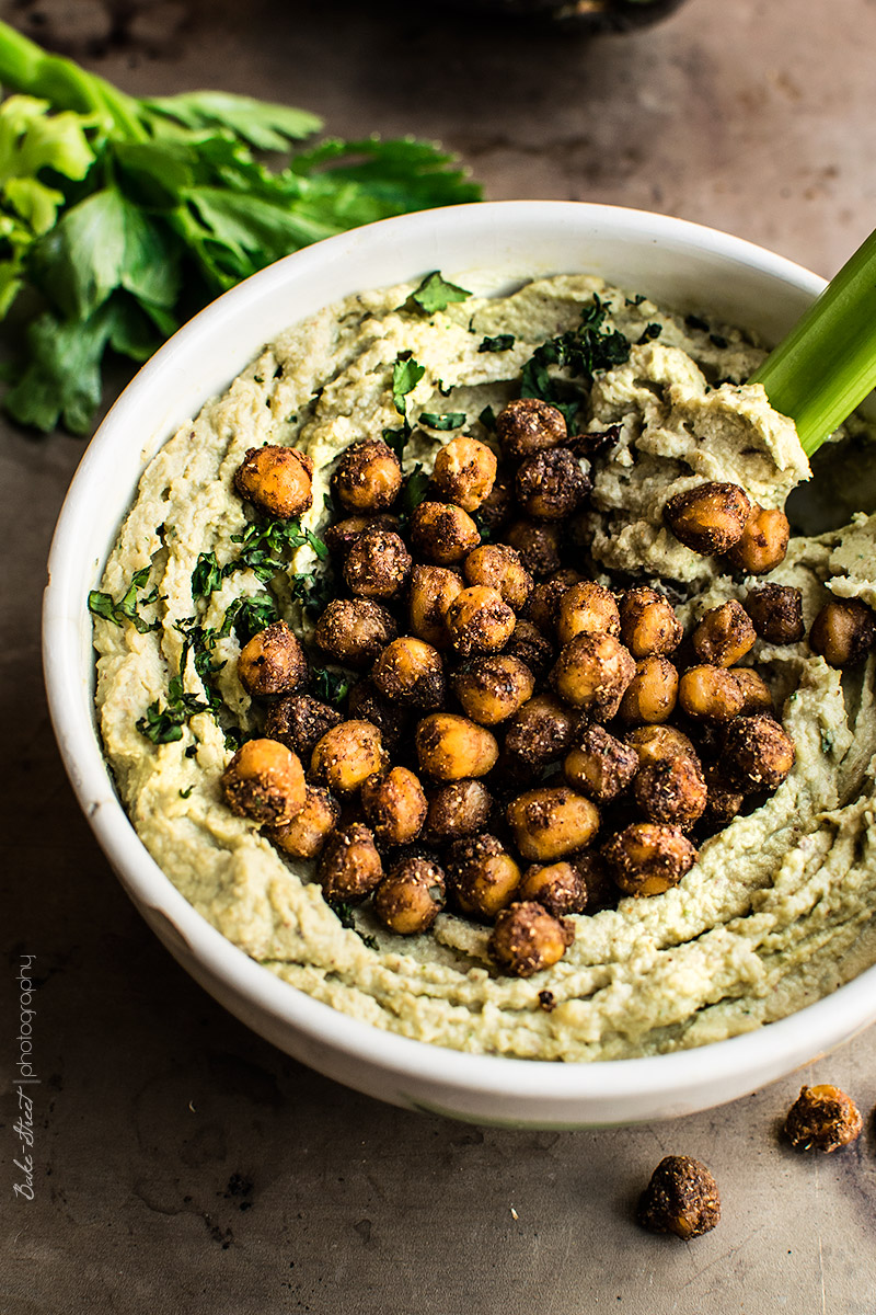  Hummus de aguacate con garbanzos picantes asados