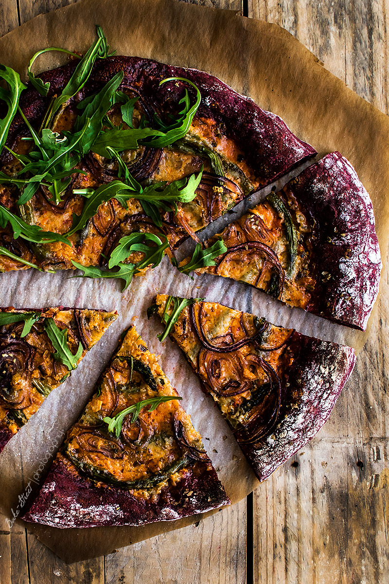 Pizza de remolacha con pesto rojo y espárragos