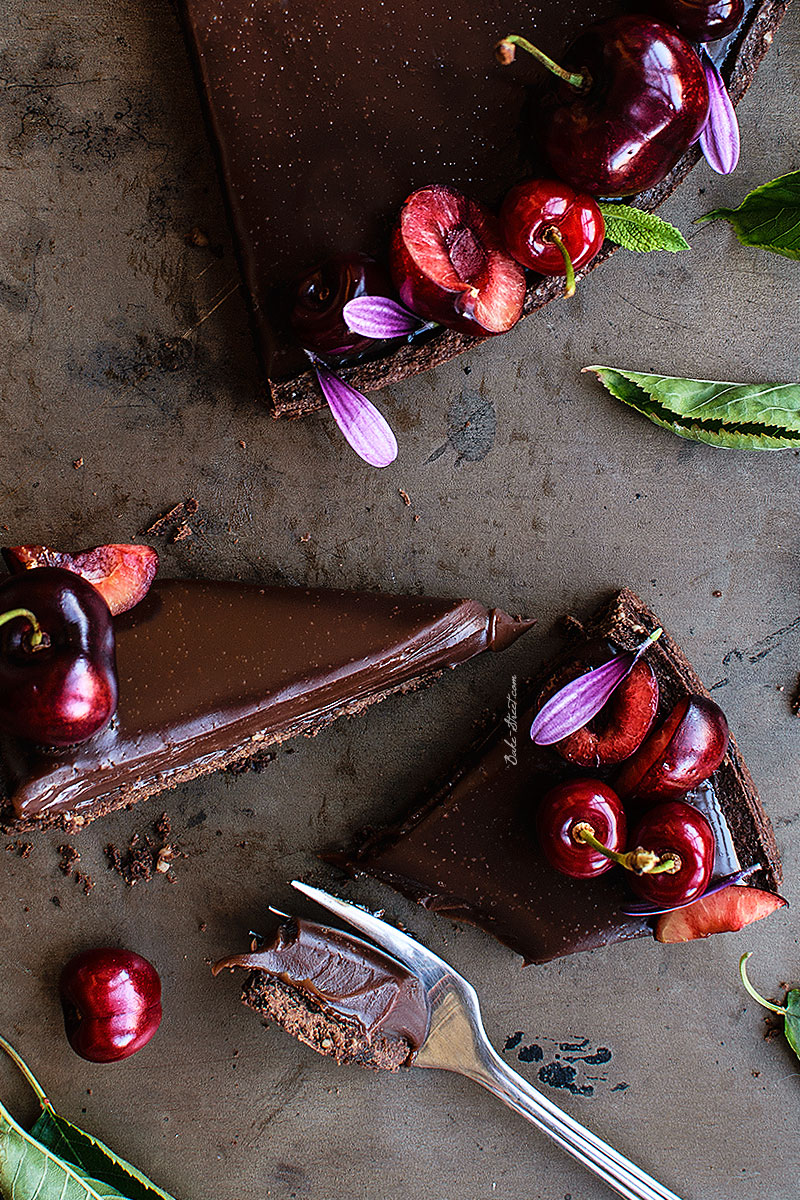 Tarta de chocolate con leche y cerezas