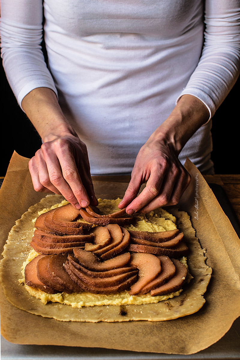 Galette de membrillo, crema de almendra y pistachos