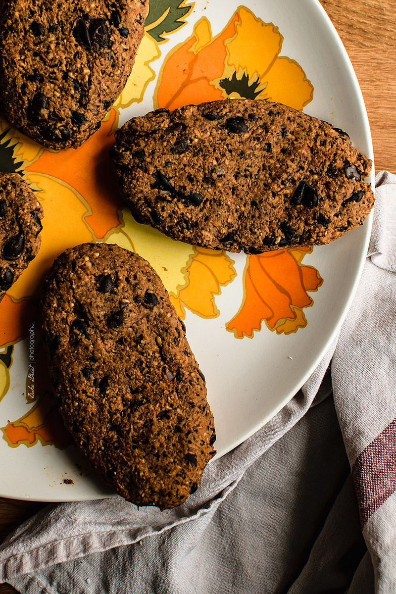 Hamburguesa de judías negras con mayonesa de tamarindo