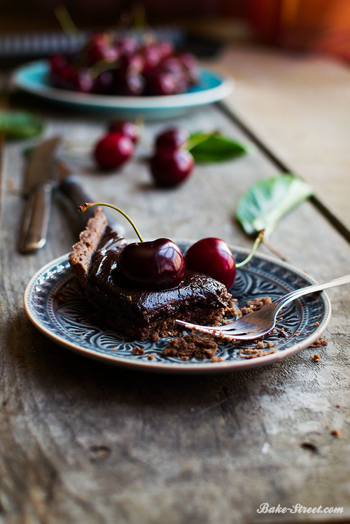 Pastel de chocolate y cerezas