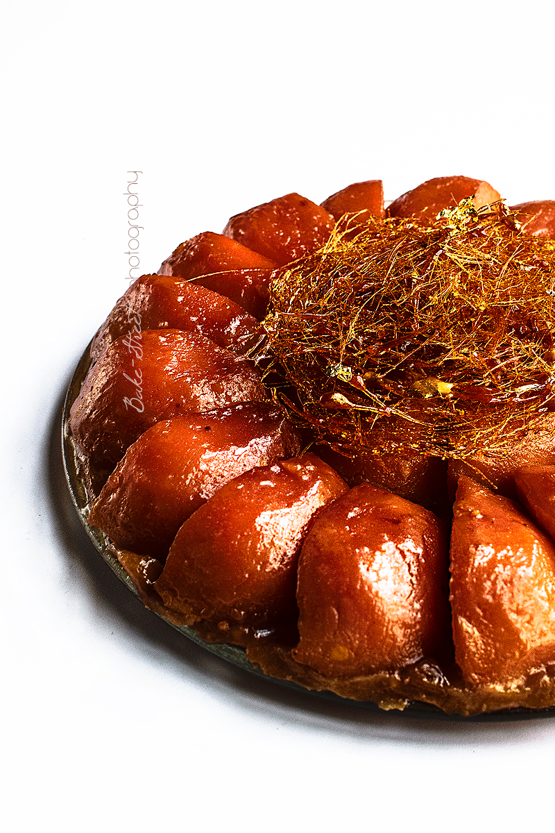 Tarte tatin de membrillo y nido de caramelo