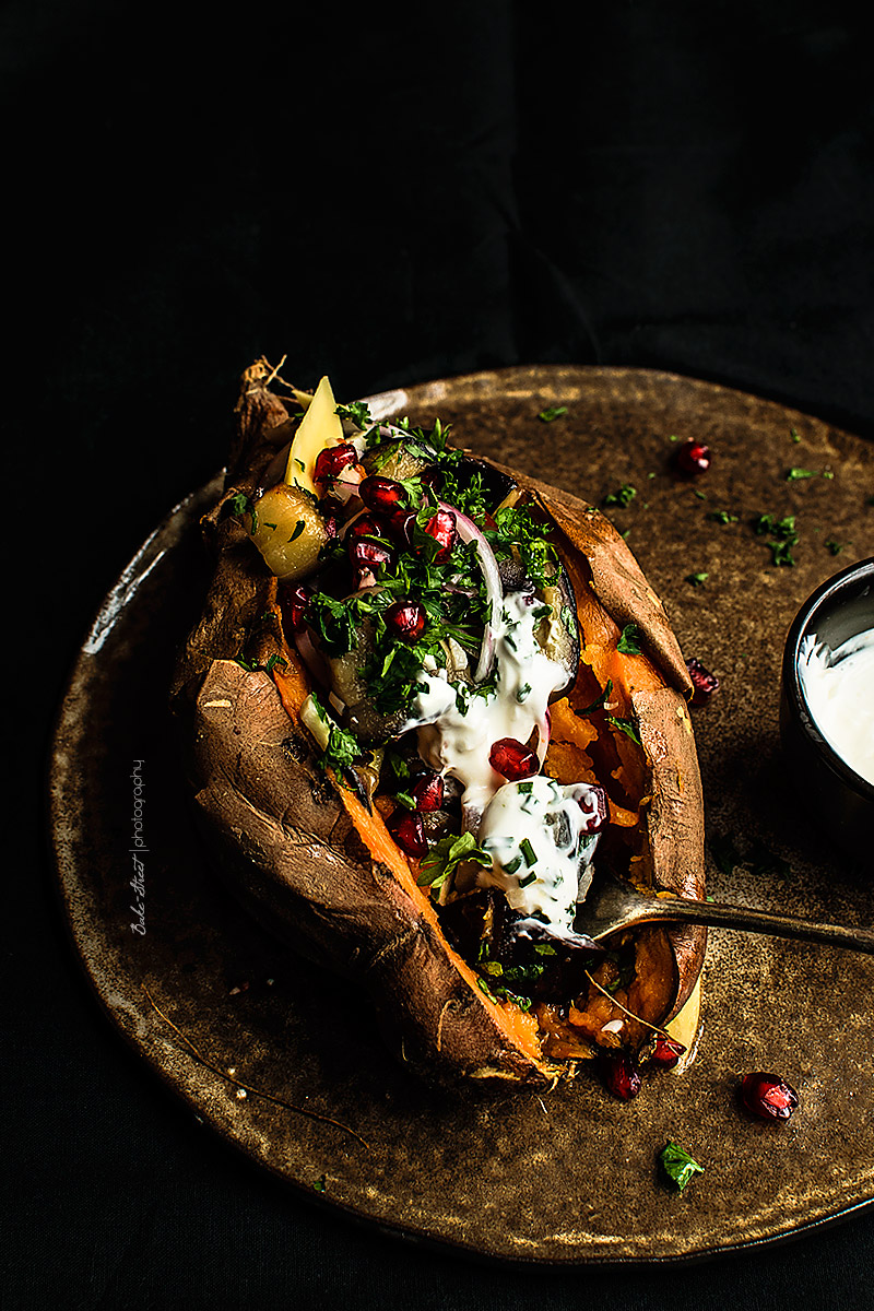 Batata asada rellena de berenjena y mango