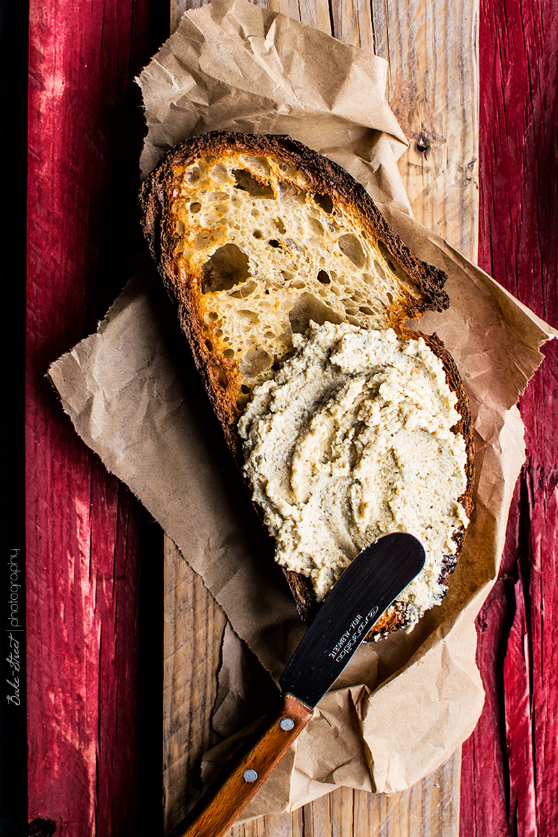 Tosta de crema de avellanas y requesón