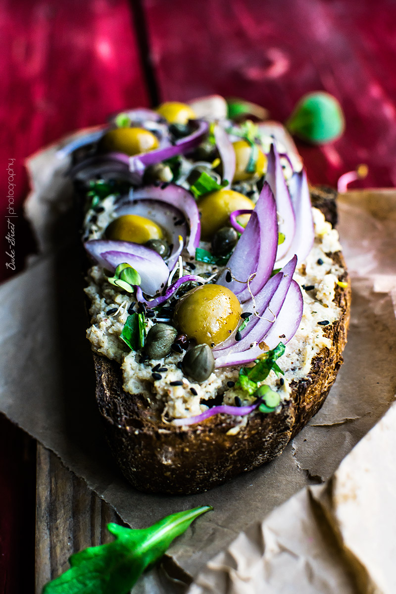 Tosta de crema de avellanas y requesón