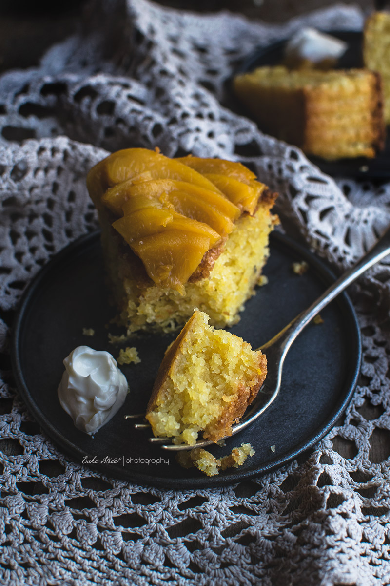 Pastel de naranja, miel y polenta