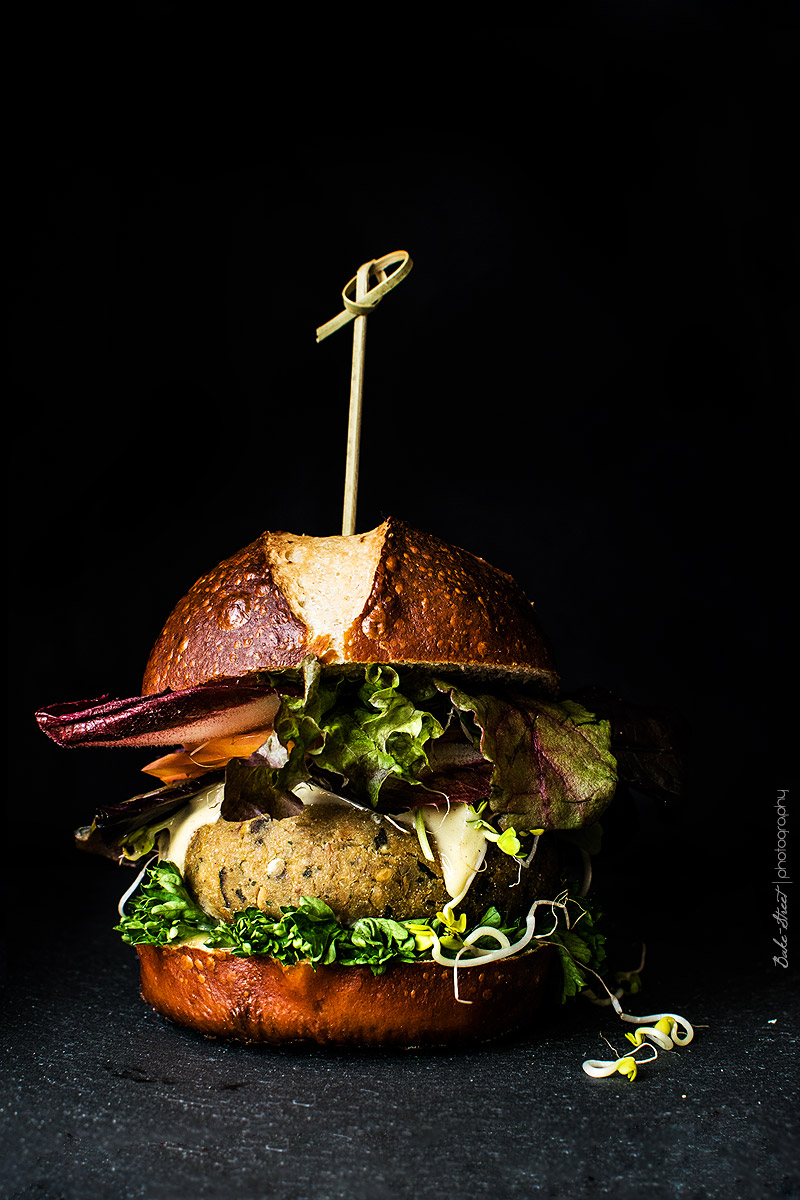 Hamburguesa de berenjena y quinoa con pan de bretzel