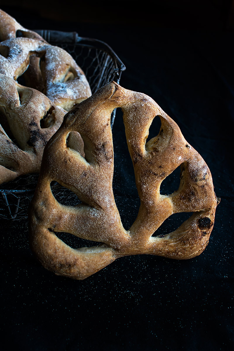 Fougasse con dátiles y pistachos