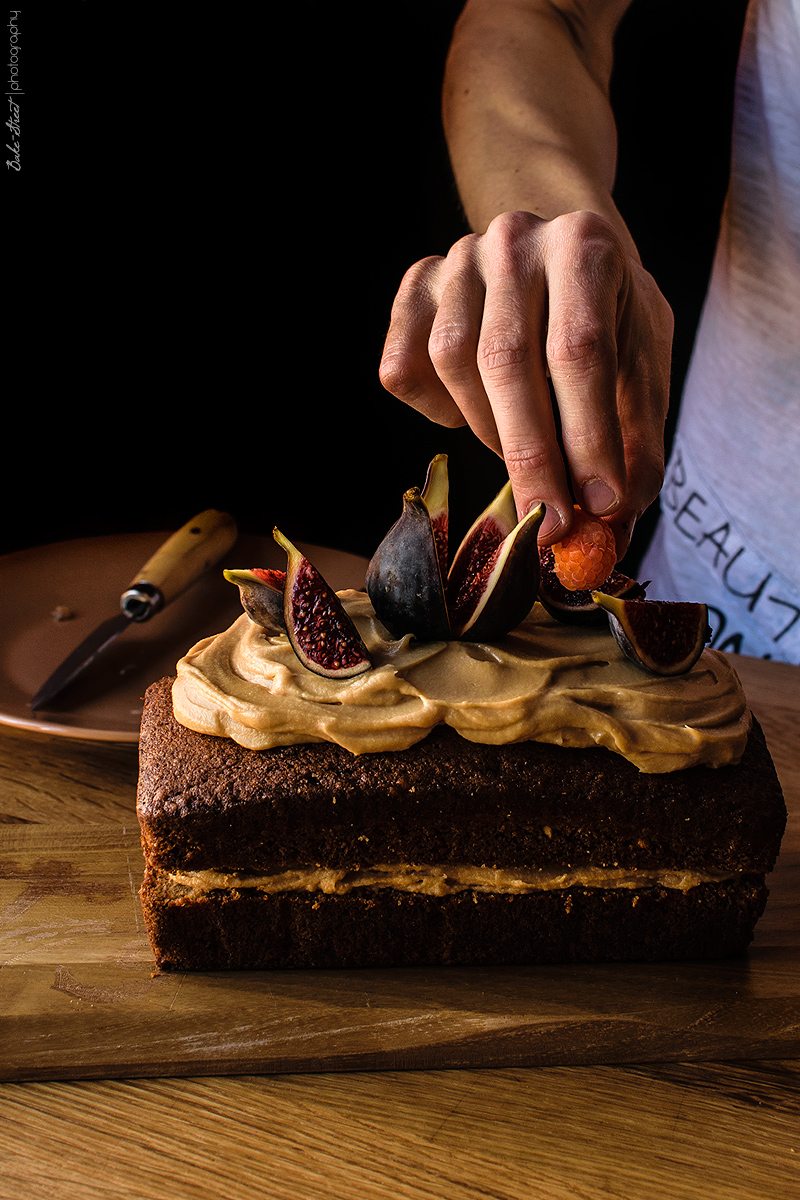 Bizcocho de avellanas con crema de caramelo e higos