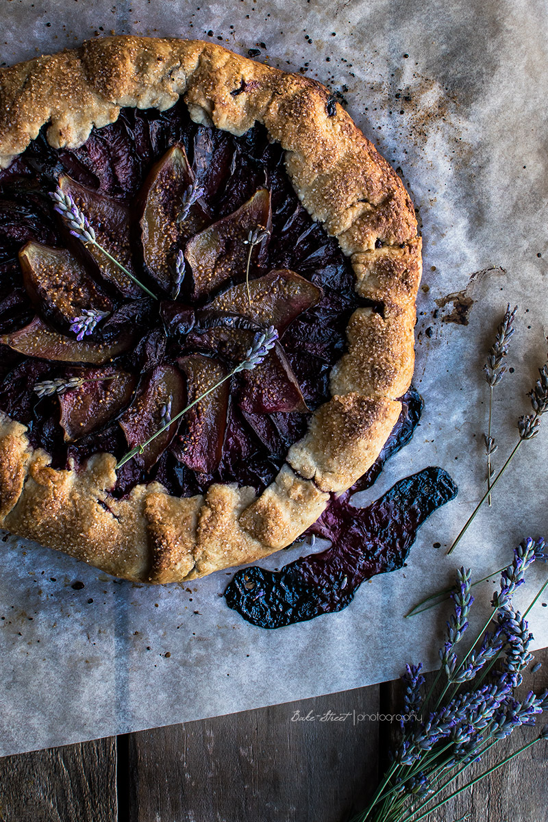 Galette de ciruelas, brevas y lavanda 