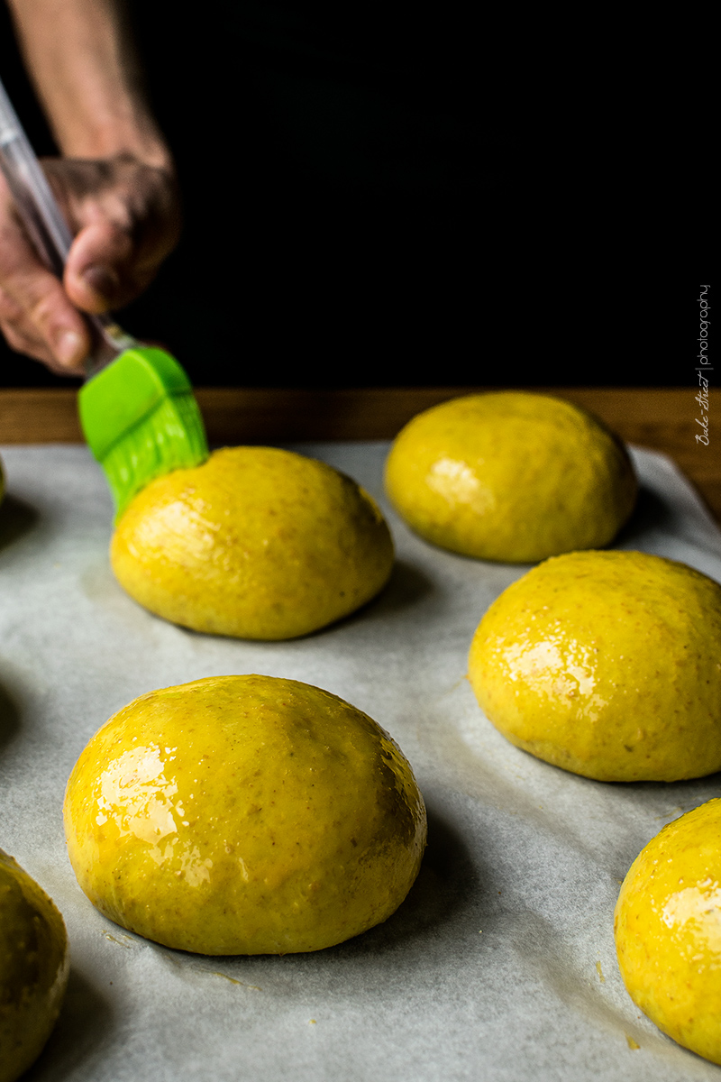 Pan de hamburguesa con cúrcuma y leche de coco