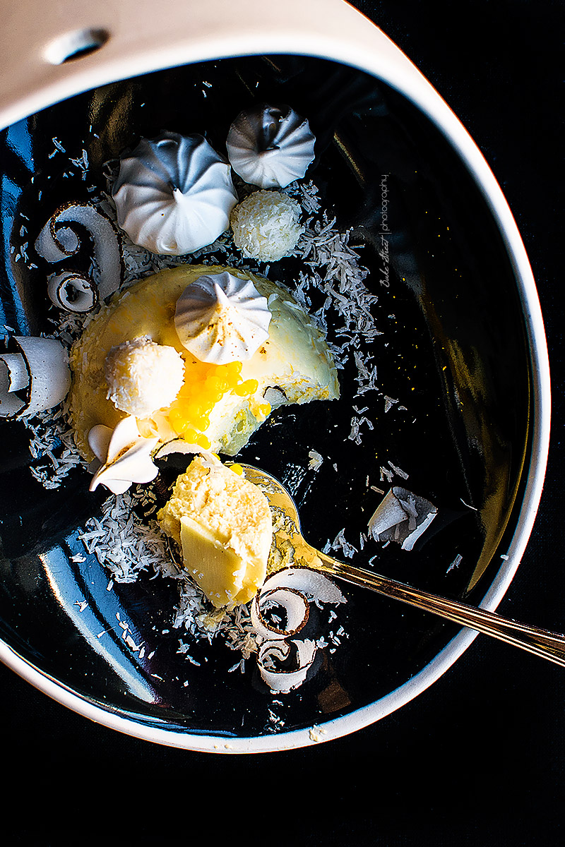 Mousse de mascarpone con bombón de coco y perlas de yuzu