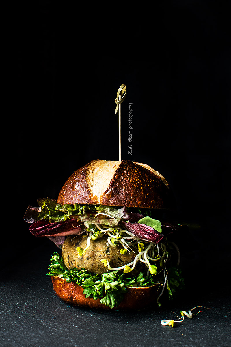 Hamburguesa de berenjena y quinoa con pan de bretzel