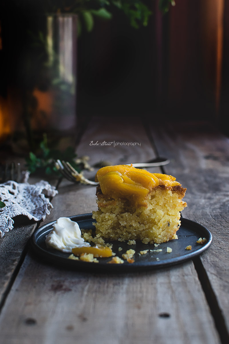 Pastel de naranja, miel y polenta