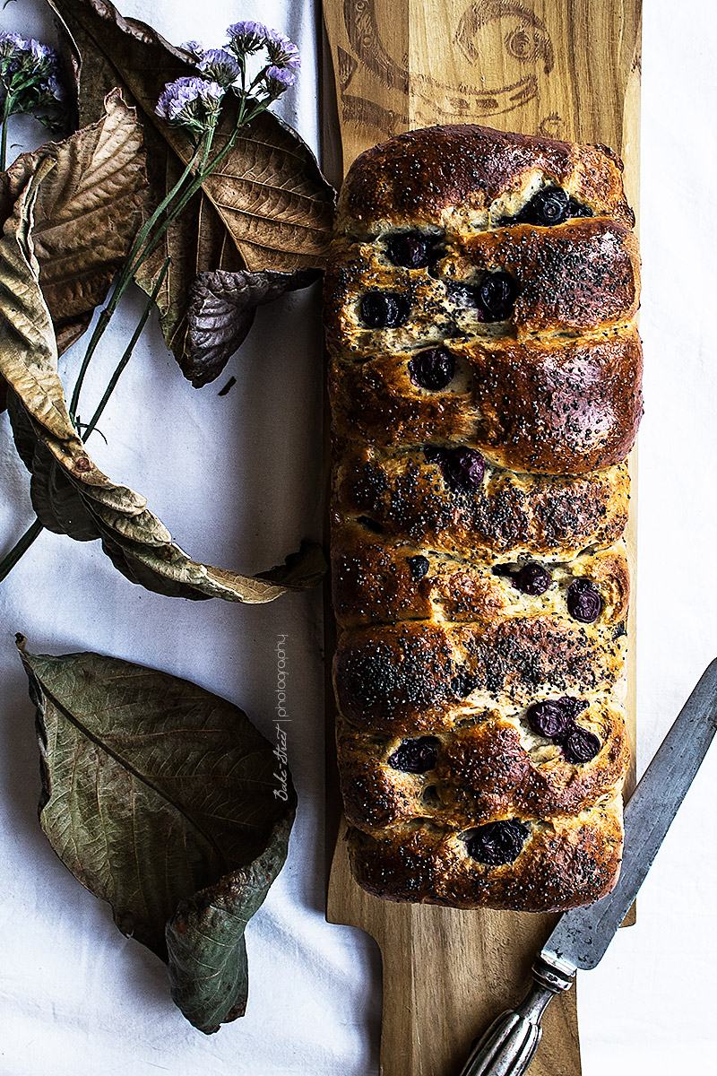 Pan de molde de yogurt, amapola y arándanos