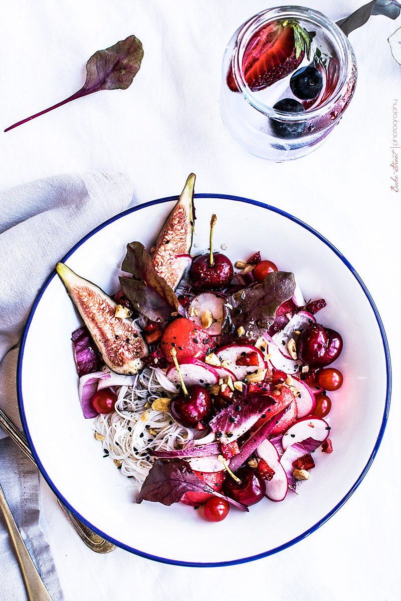 Ensalada roja con noodles de arroz