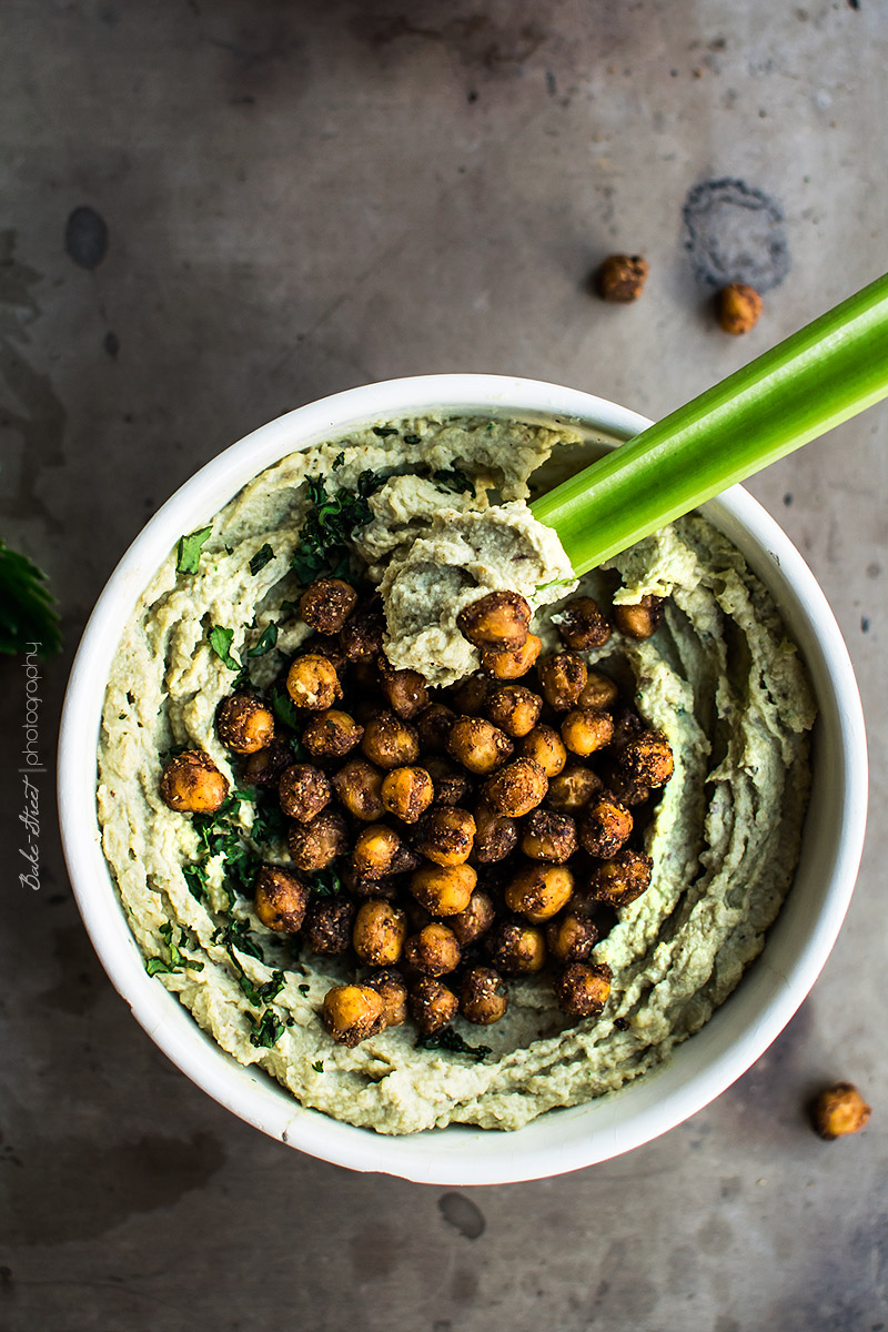 Hummus de aguacate con garbanzos picantes asados