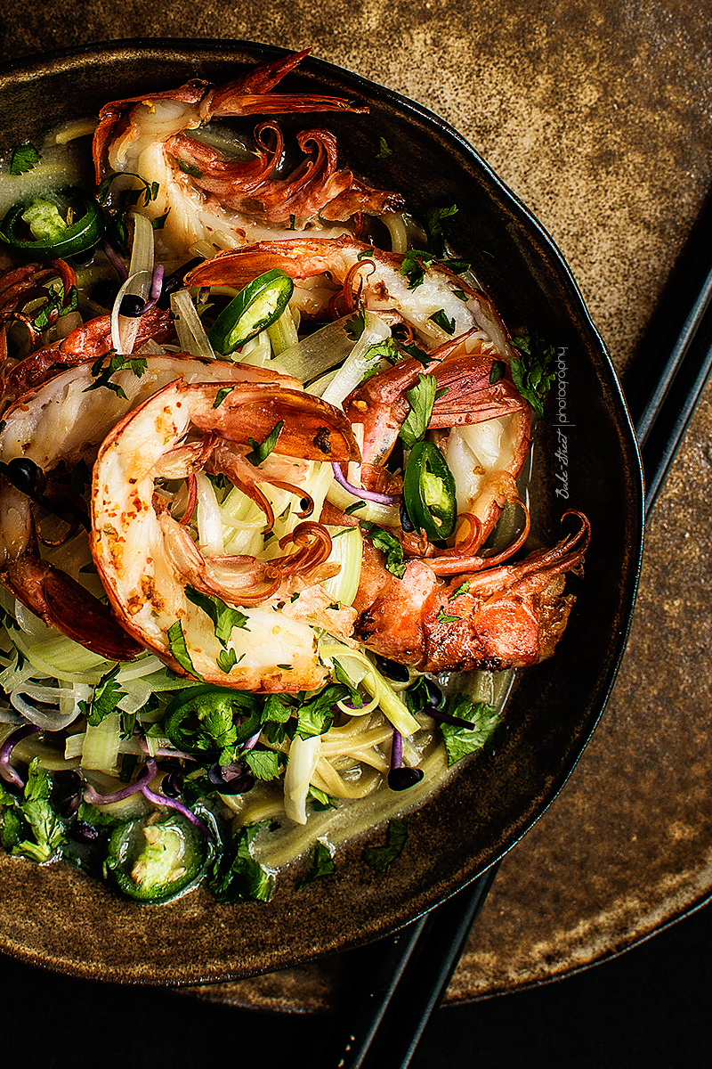 Sopa de coco y gambas con noodles de te matcha