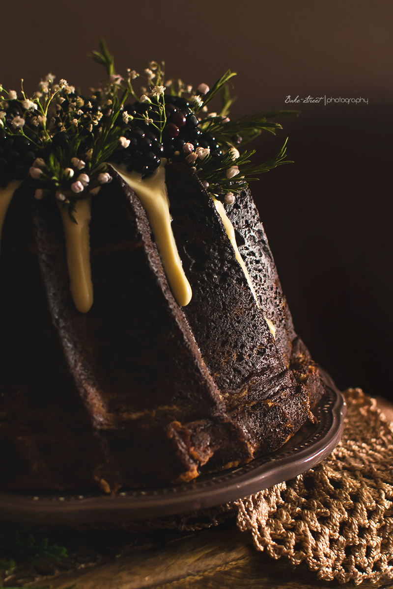 Bundt Cake de moras y chocolate blanco