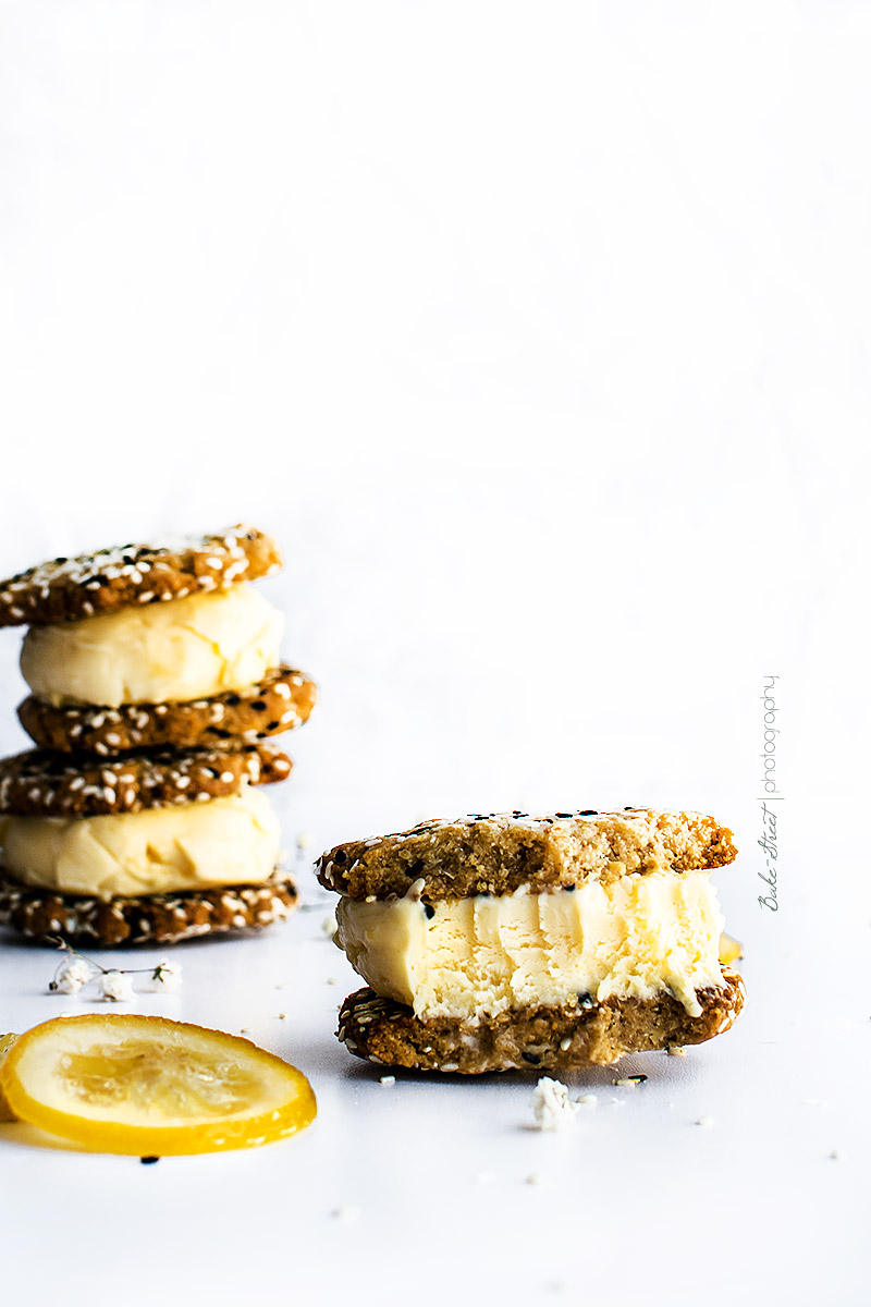 Helado de lemon curd con galletas de tahini