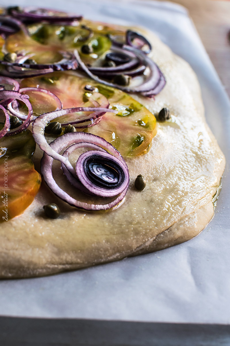 Focaccia de tomate, cebolla y albahaca