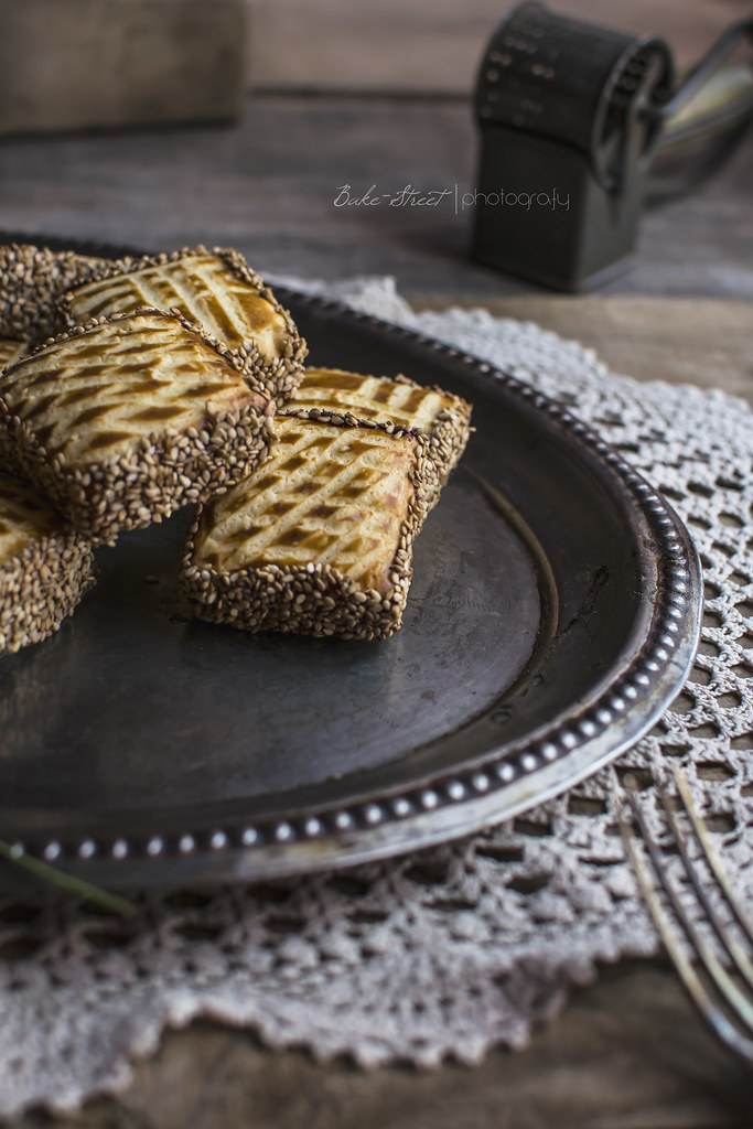 Galletas de sésamo rellenas de dátiles y avellanas