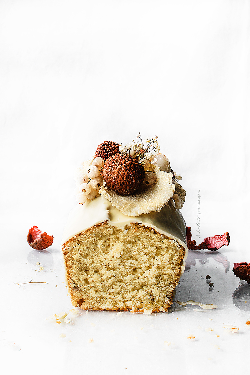 Bizcocho de coco y lichis con chocolate blanco