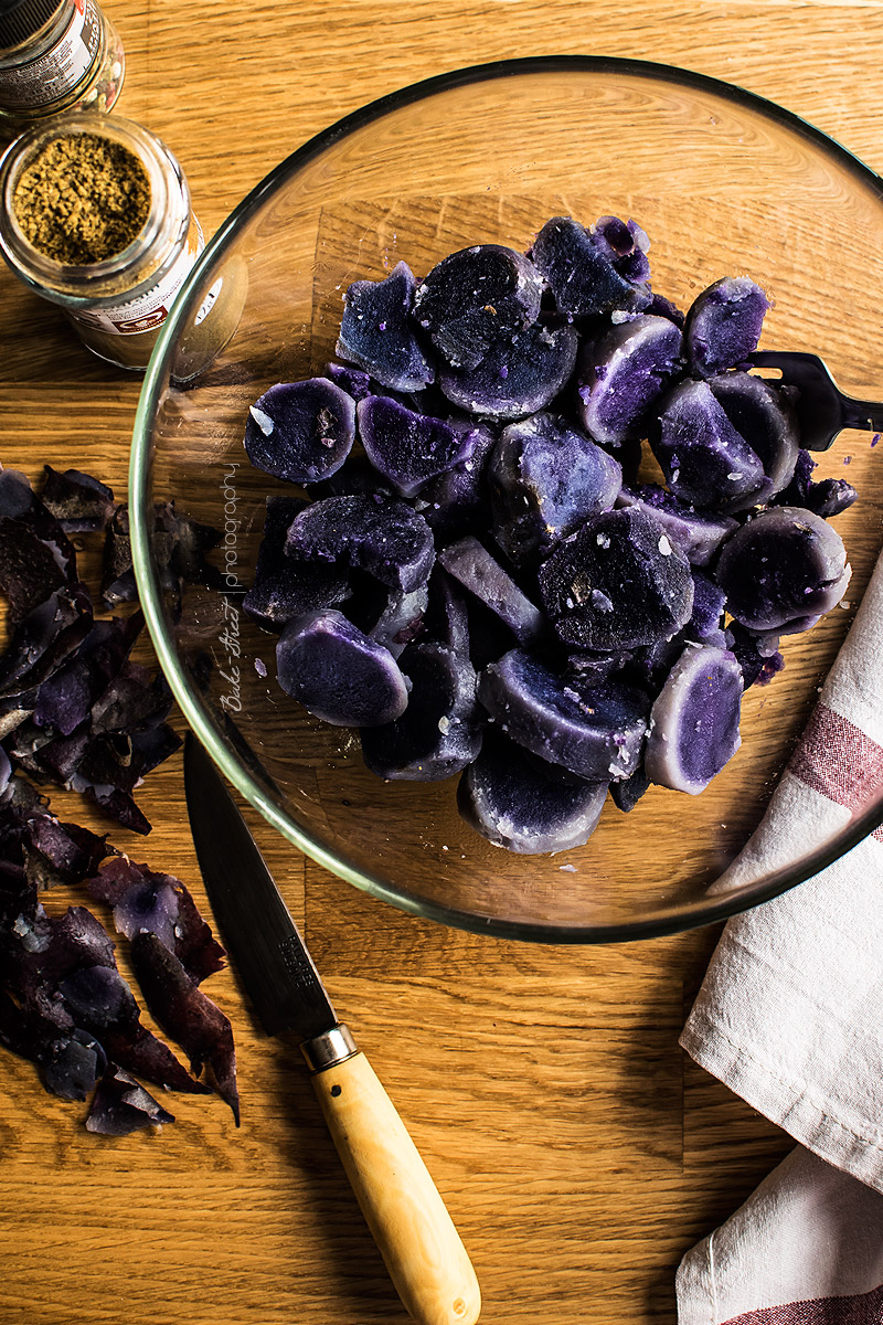 Ensalada de patata violeta con sésamo y naranja