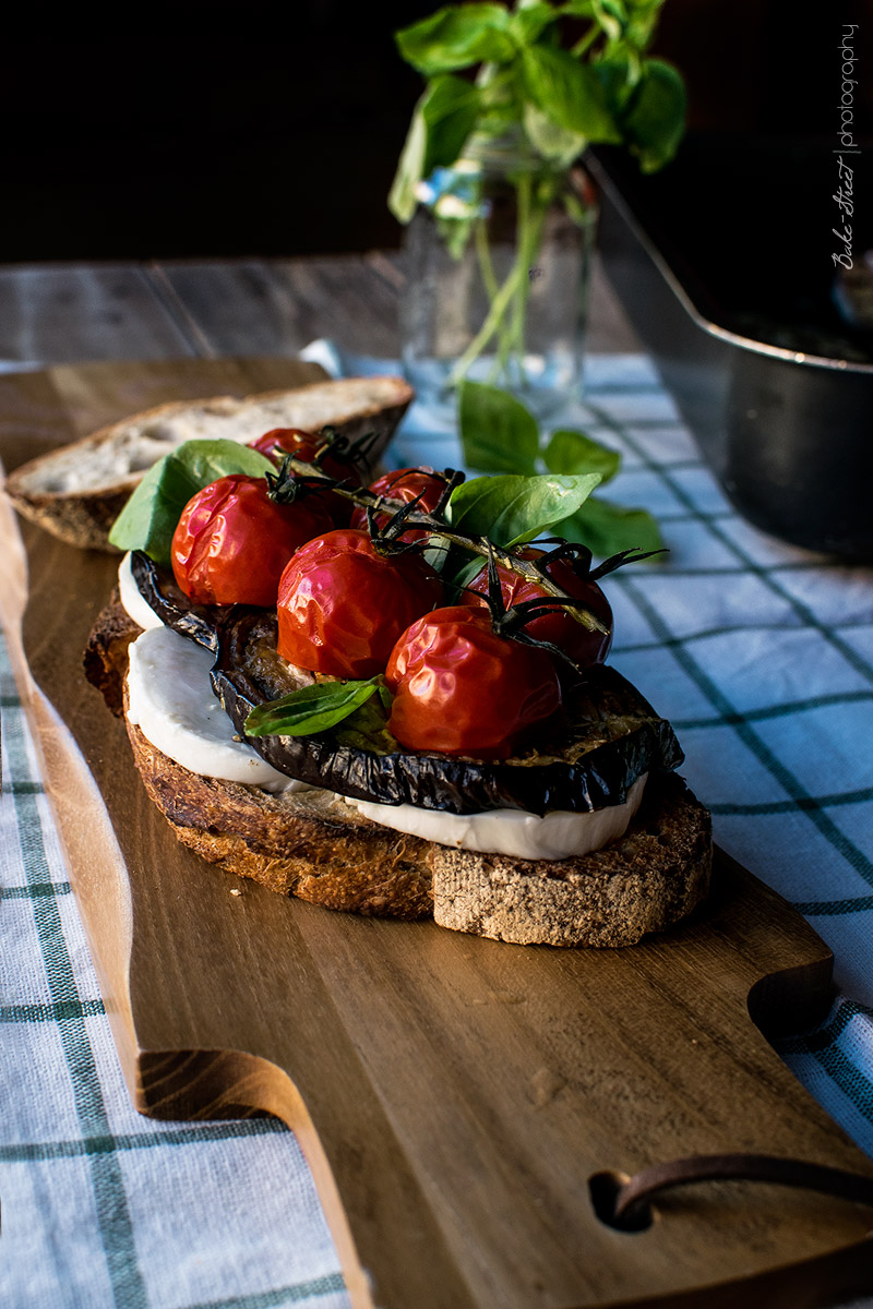 Tosta Caprese con berenjena asada